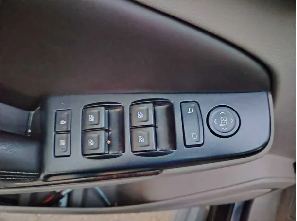 Car image 43