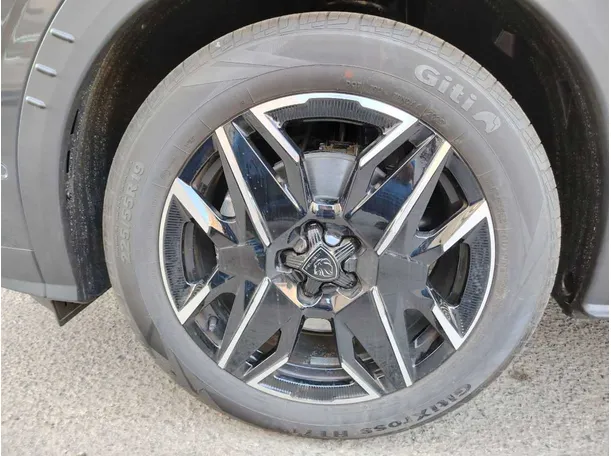 Car image 10