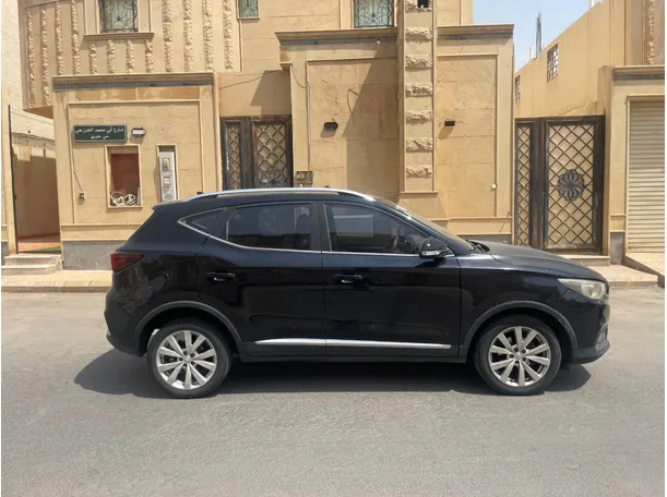 Car image 4