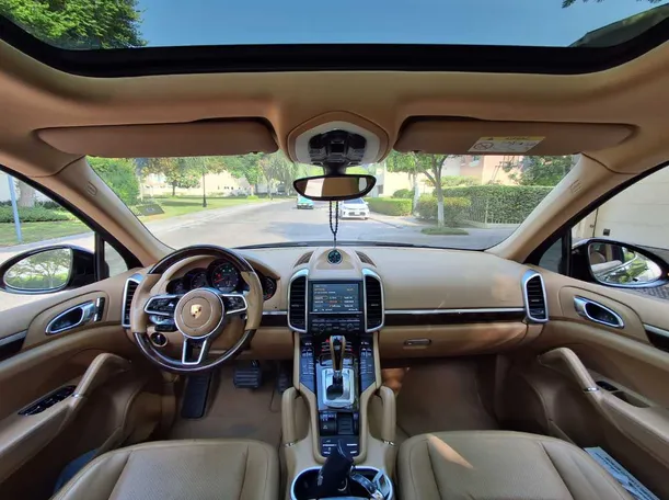 Car image 14