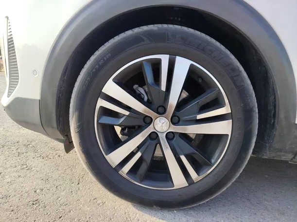 Car image 10