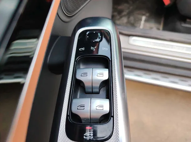 Car image 28
