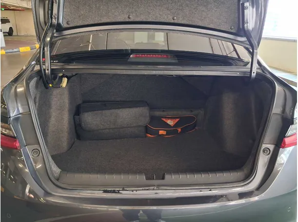 Car image 19