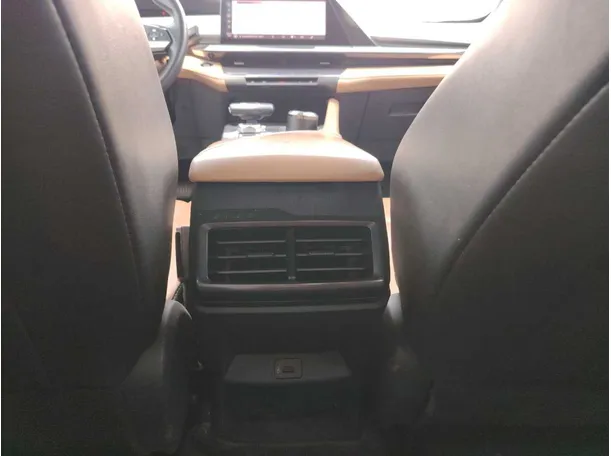 Car image 27
