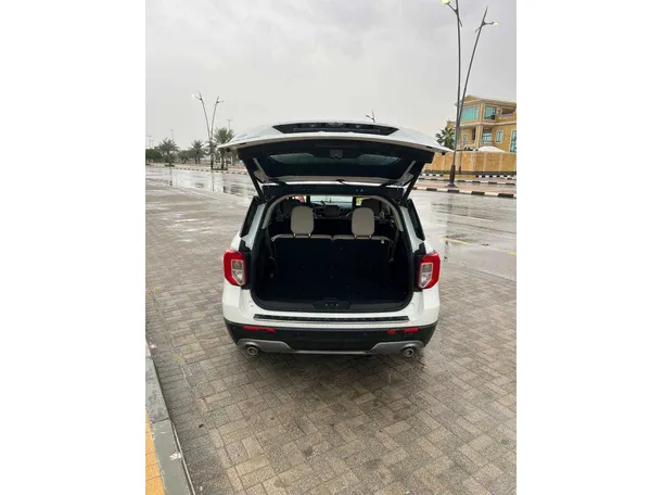 Car image 30