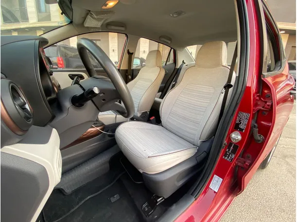 Car image 9