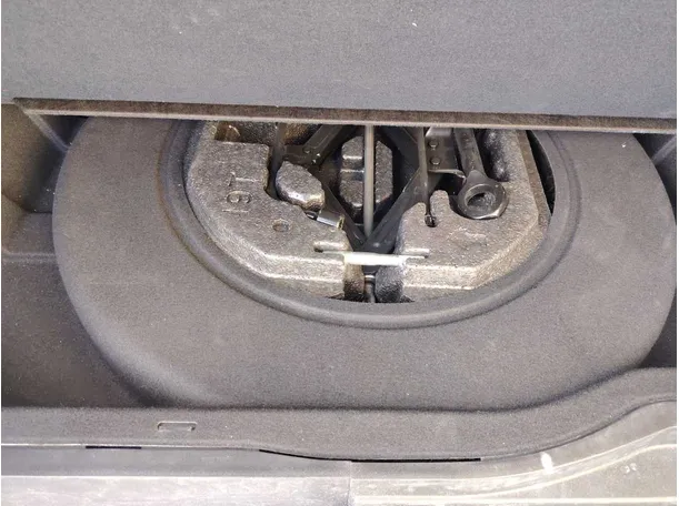 Car image 30