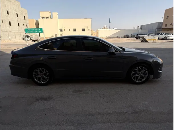 Car image 4