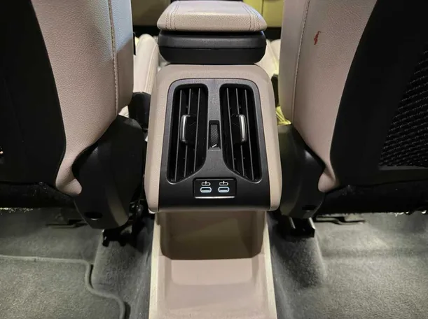 Car image 26