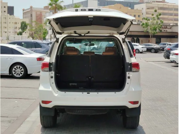 Car image 28