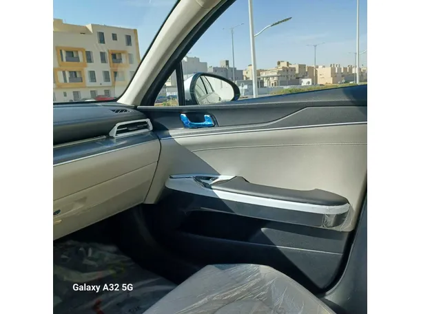 Car image 13