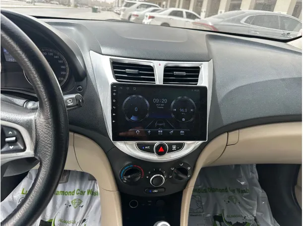 Car image 17