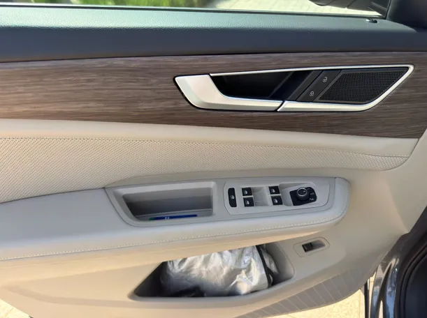 Car image 26