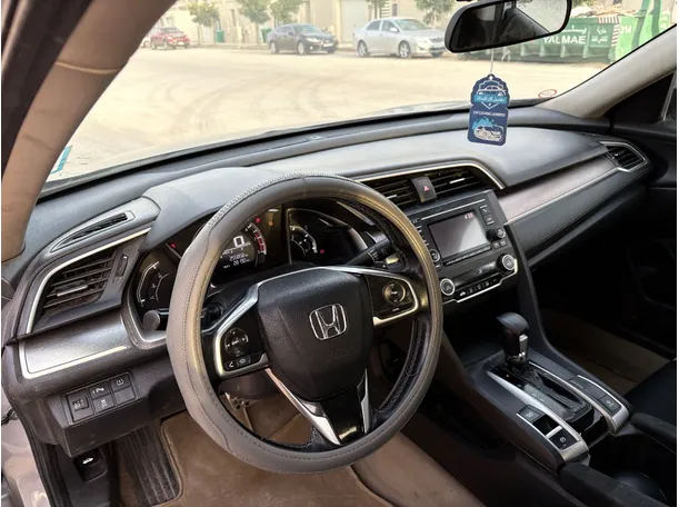 Car image 12