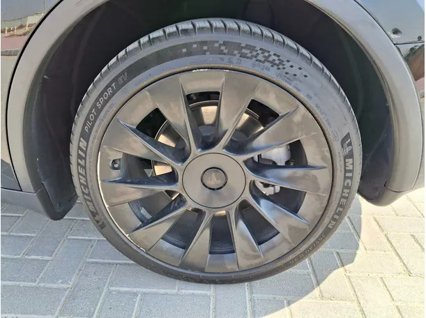 Car image 9