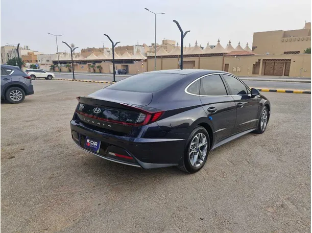 Car image 5