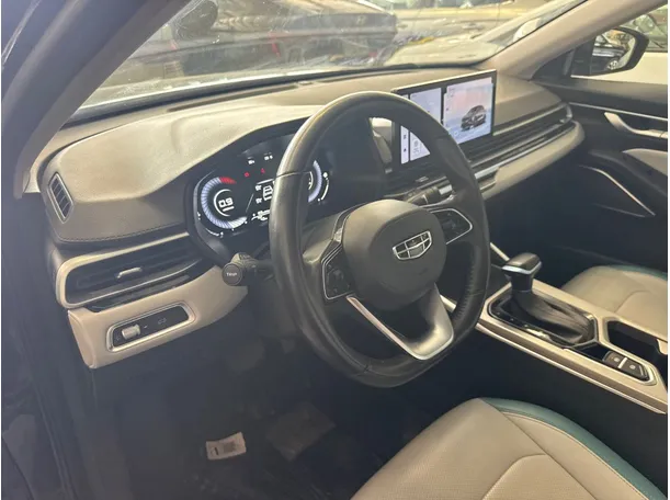 Car image 12