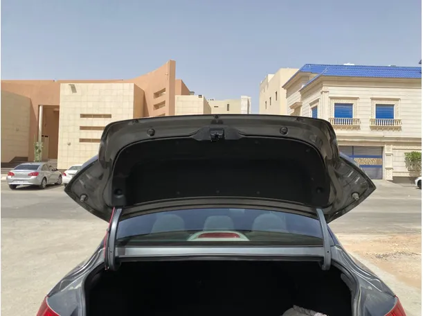 Car image 19