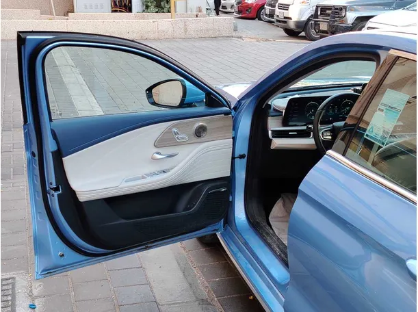 Car image 11