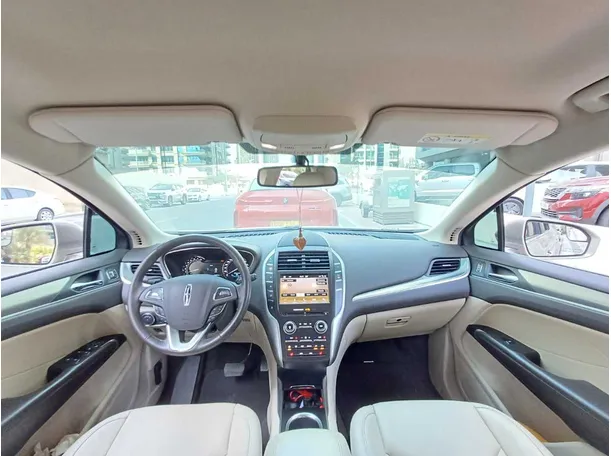 Car image 14