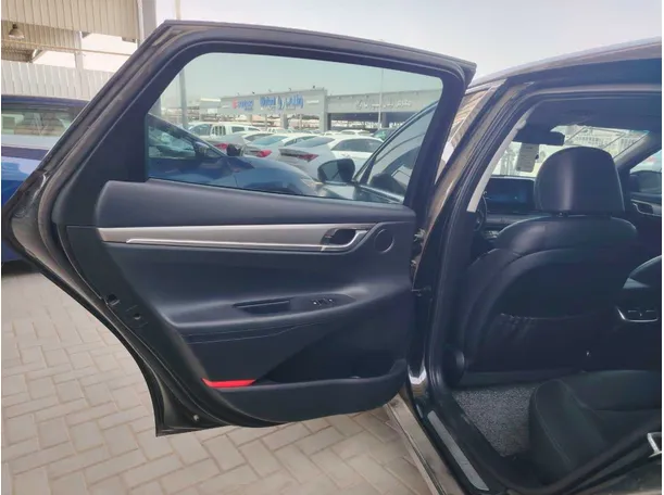 Car image 18