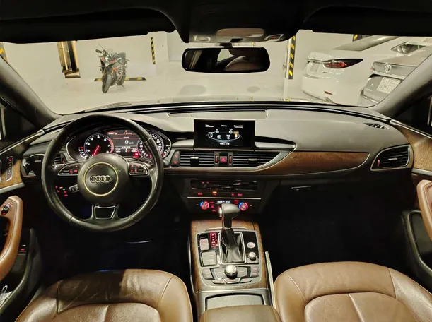 Car image 19