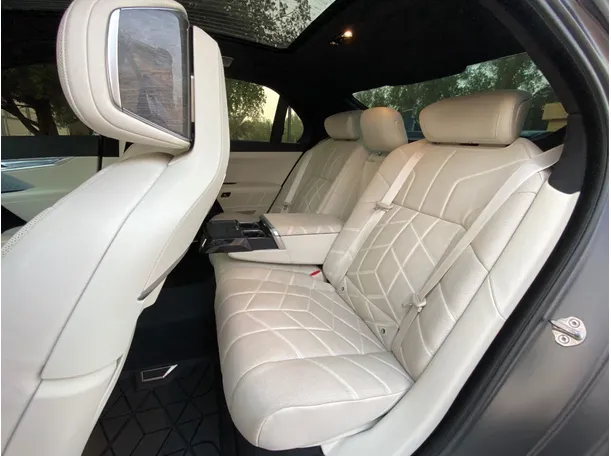 Car image 14