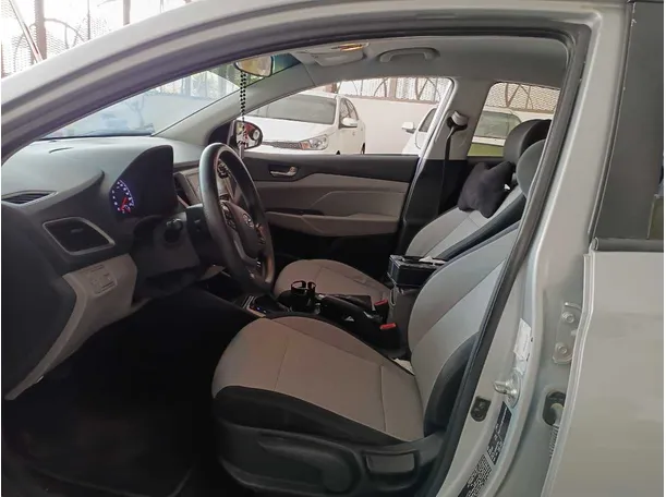 Car image 12