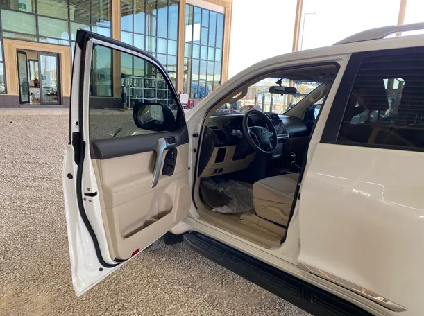 Car image 10