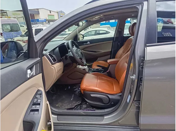 Car image 13