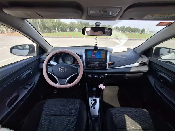 Car image 14