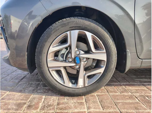 Car image 9