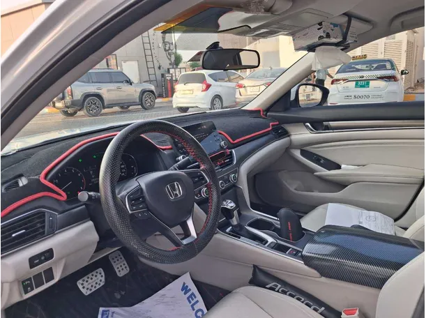 Car image 11