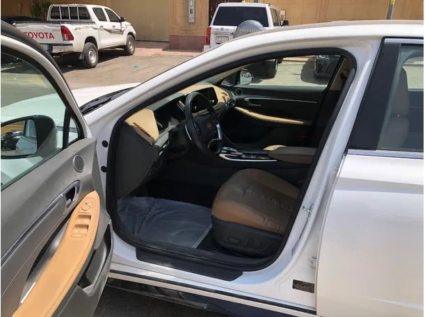 Car image 11