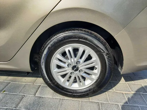Car image 9