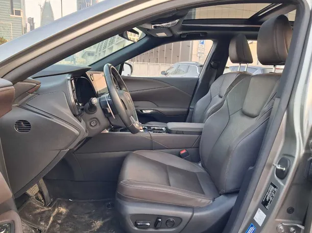 Car image 12