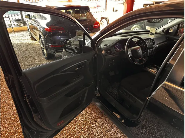 Car image 11
