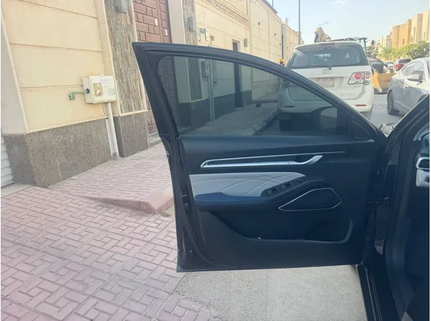 Car image 10