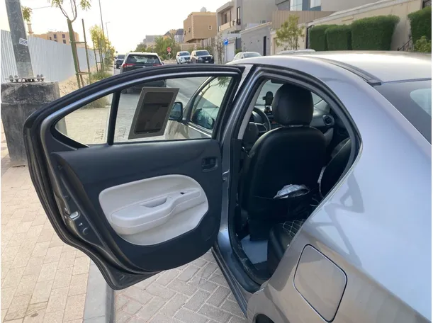 Car image 12