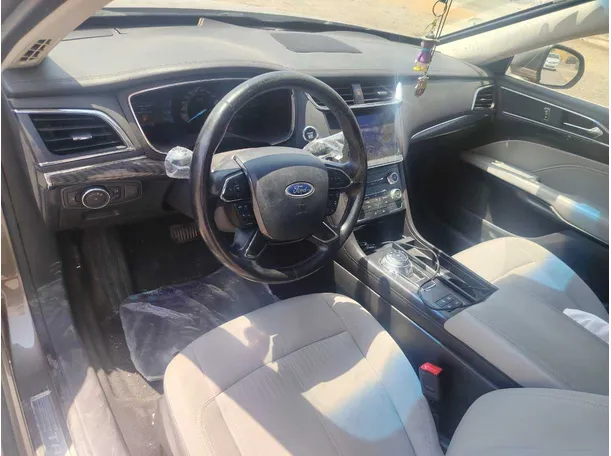 Car image 12