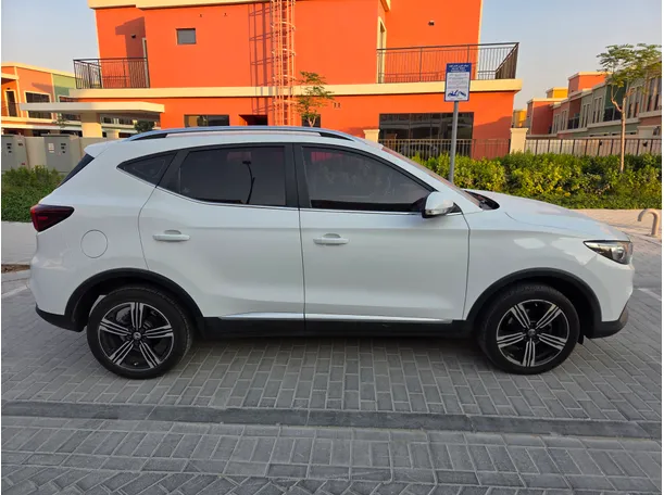 Car image 12