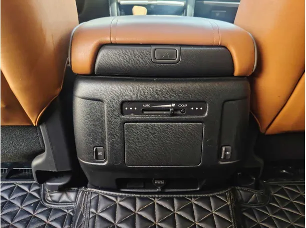 Car image 30
