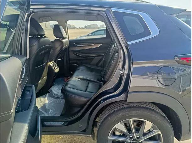 Car image 16