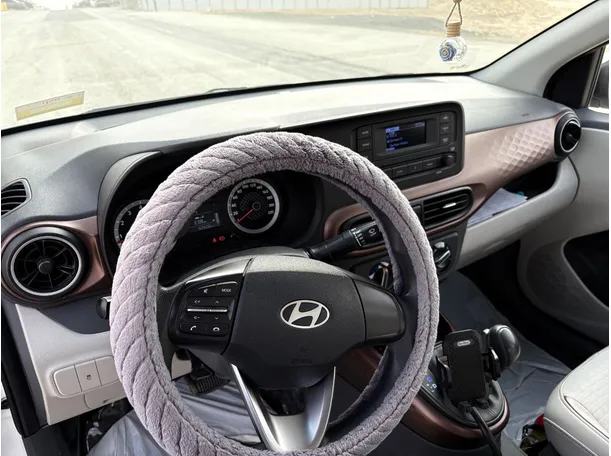 Car image 12