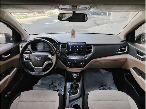 Car image 19