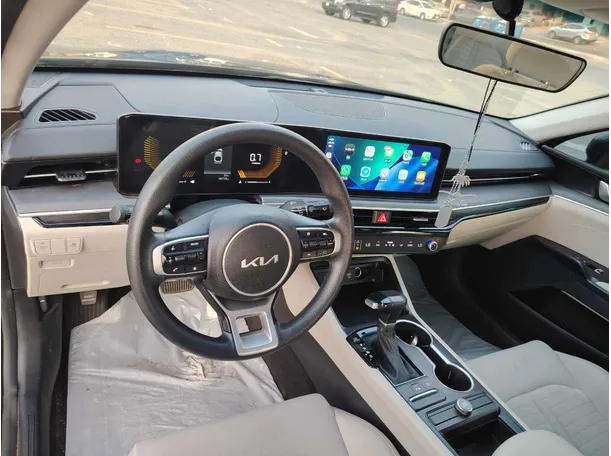 Car image 11