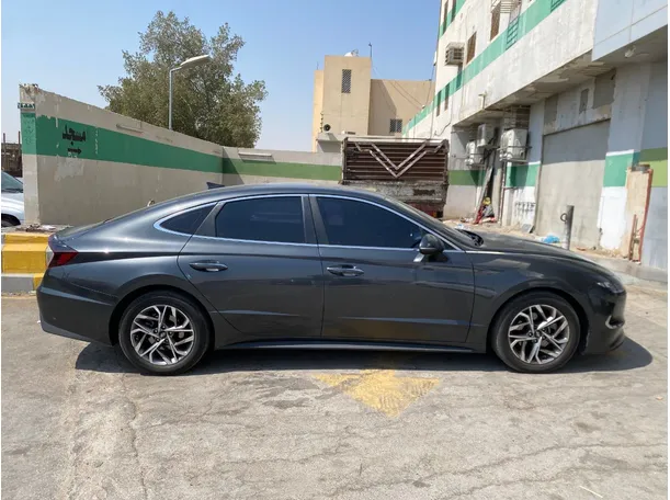 Car image 4