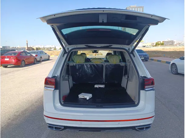 Car image 19