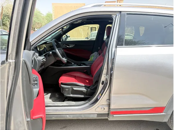 Car image 11