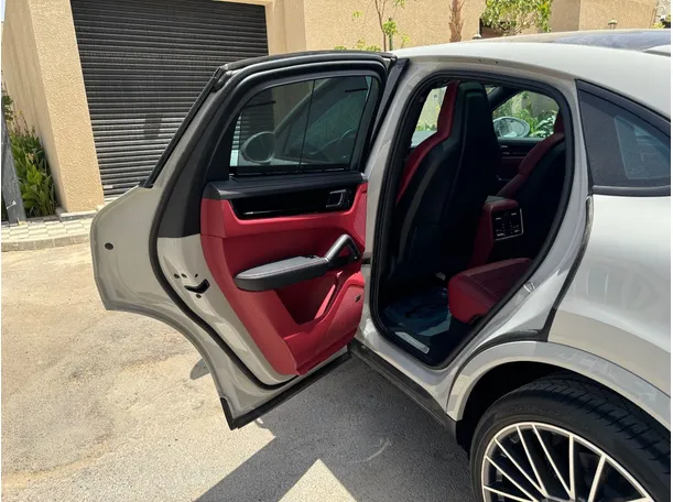 Car image 14